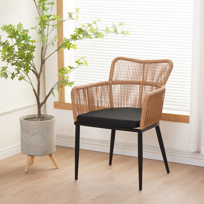Πολυθρόνα Naoki pakoworld pe rattan -metal σε φυσική απόχρωση με μαύρα πόδια/μαξιλάρι 59x62.5x82εκ